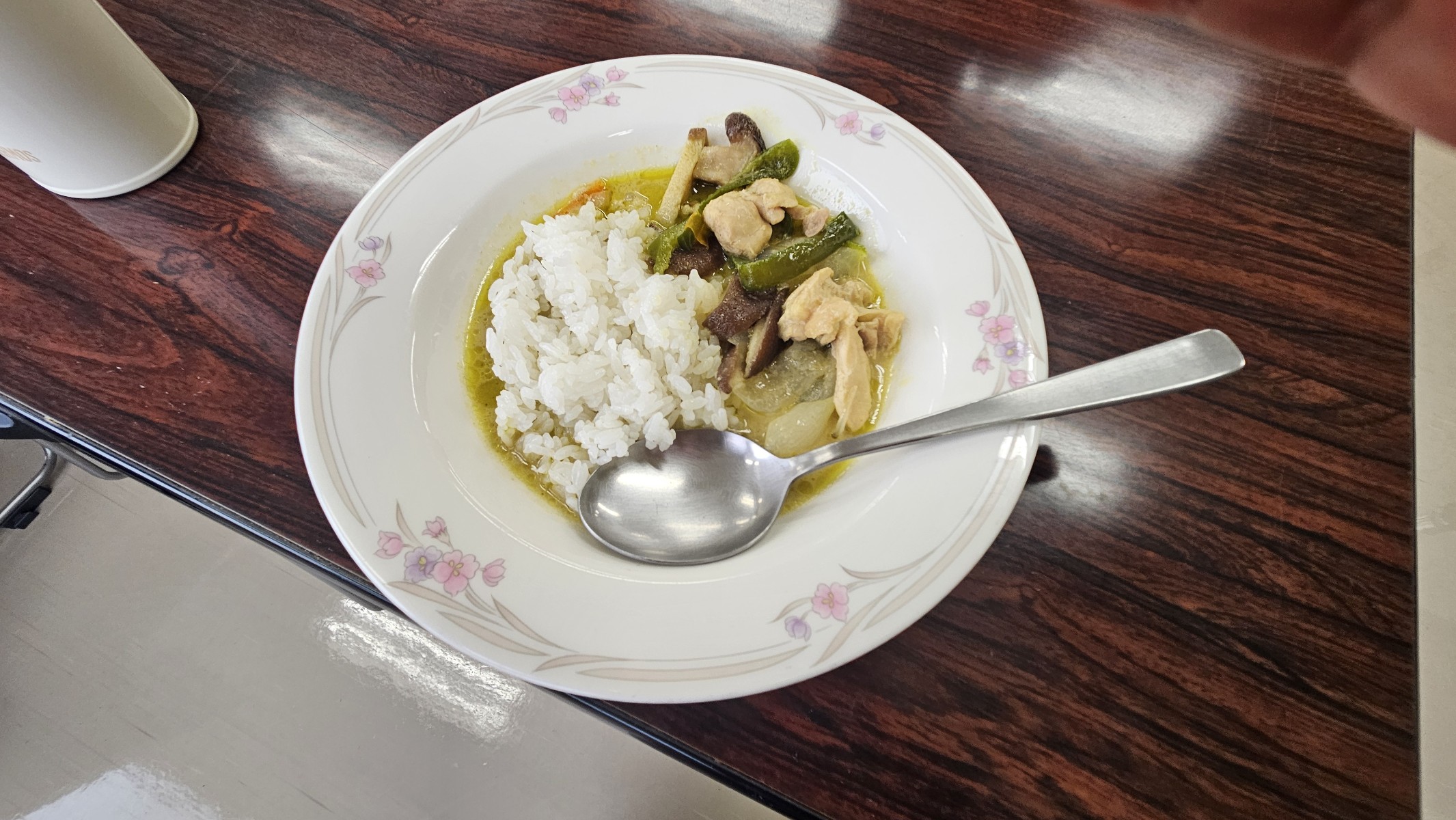 白米に添えたグリーンカレー。青唐辛子・なす・鶏肉